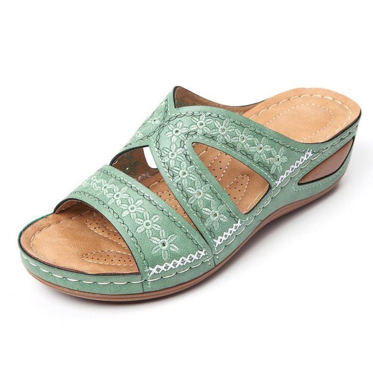 Sandales et chaussons brodés